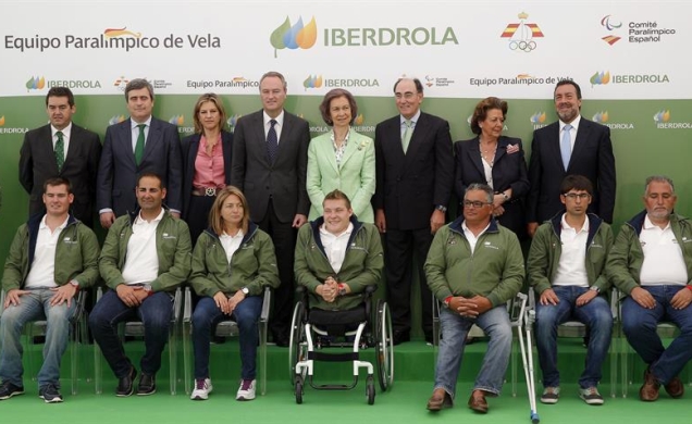 Fotografía de grupo de Su Majestad la Reina con las autoridades asistentes a la presentación y el Equipo Paralímpico Español de Vela Ibredrola